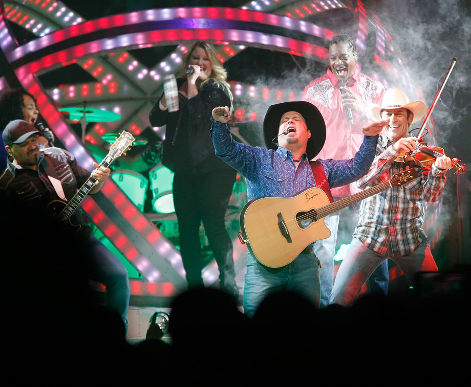 2016 Garth Brooks